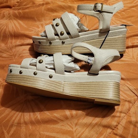 NEW size 9 light tan women's wedges - Picture 3 of 5